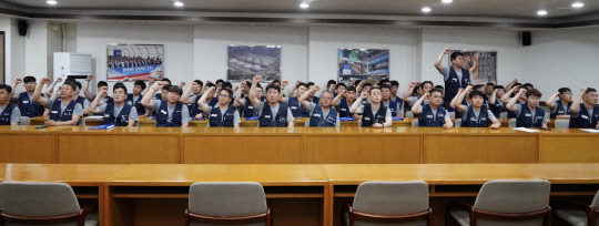 전국금속노동조합 현대제철지부 조합원들이 사측의 올해 임금과 단체협약 교섭 불참에 구호를 외치고 있다. <전국금속노동조합 현대제철지부 제공>